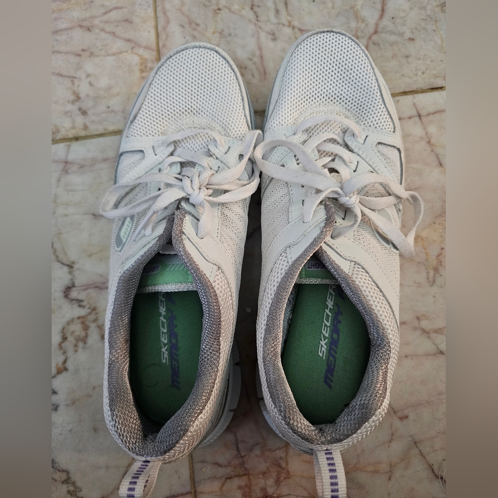 Ladies Skechers lightweight memory foam shoes with breathable mesh uppers. Sz 8